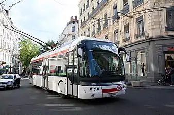 Trolleybus devant l'Opéra national de Lyon.