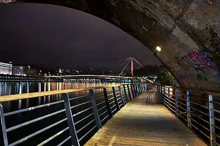 Chemin de la berge et passerelle du Palais de justice(vue amont)