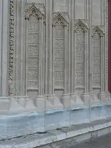 Rangée verticale de quatre consoles ornées chacune de six médaillons sculptés