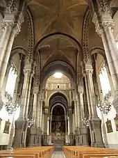 Photographie couleur de la nef d'une église.