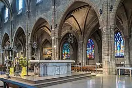 Autel et vue sur la chapelle Notre-Dame