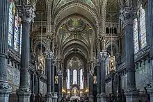 Photographie couleur de la nef vers le chœur de la basilique de Fourvière