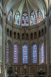 Vue du chœur d’une cathédrale ornée de verrières hautes en sept loges.