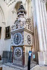 Vue de l'horloge dans son ensemble, avec ses deux cadrans superposés surmontés des mécanismes animés.
