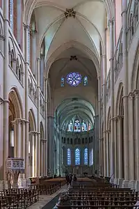 Photographie couleur de l'intérieur de la cathédrale, du portail vers le chœur
