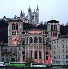 Chevet de la cathédrale. En arrière-plan, au sommet de la colline, la basilique Notre-Dame-de-Fourvière
