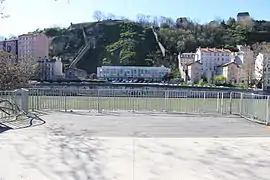 Vestige de la culée du pont depuis la rive gauche.