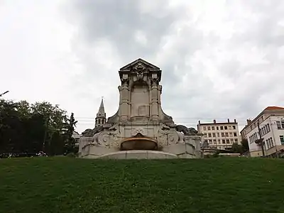 Piédestal vide du monument à Auguste Burdeau dans le jardin botanique de Lyon.
