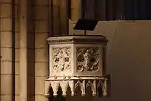 Chaire monumentale de pierre, au style hésitant entre gothique flamboyant et renaissance