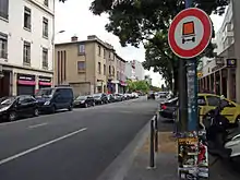 Une rue de Lyon avec le panneau interdisant l'accès aux véhicules transportant des matières dangereuses