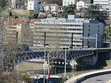 Vue depuis les « jardins suspendus » du centre d'échanges de Perrache (dans la presqu'île). L'immeuble en arrière-plan est le no 4 du quai des Étroits. Vue vers l'aval.