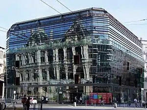 Les reflets du Palais de la Bourse dans le Nouveau Grand Bazar.