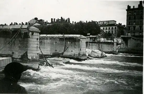 Le pont Tilsitt, actuel pont Bonaparte, détruit par les Allemands en 1944