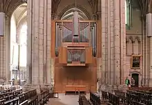 Photographie couleur d'un orgue posé entre deux piliers de la cathédrale. Le buffet est de style moderne.