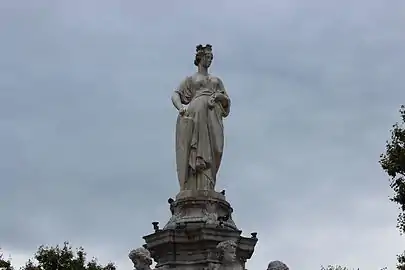 La Ville de Lyon (1865), statue sommitale de la fontaine de la place Maréchal-Lyautey. Statuaire réalisée par Guillaume Bonnet, assisté de Charles Dufraine.