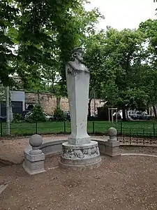 Monument à Pierre Dupont dans le jardin des Chartreux à Lyon, amputé de ses allégories.