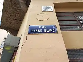 Voir la plaque.