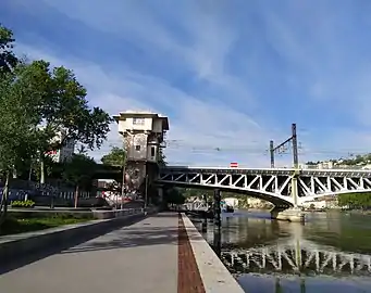 Vue depuis le quai Rambaud du viaduc de la Quarantaine et du poste d'aiguillage n°1, désaffecté