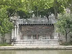 Vestige de la culée du pont en rive gauche de la Saône.