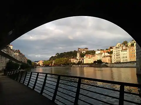 Passerelle piétonne sous le pont Bonaparte