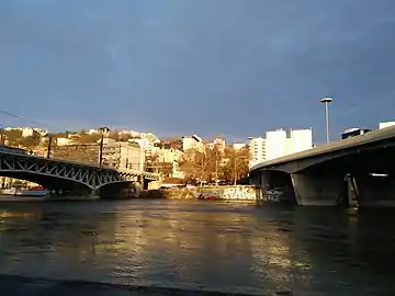 Vue depuis le quai Rambaud du viaduc de la Quarantaine et du pont de l'autoroute sur la Saône