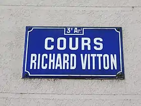 Voir la plaque.