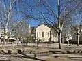 Le jardin du Sacré-Cœur à l'aplomb du no 105 et le pignon de la nef inachevée de l'église du Sacré-Cœur, en mars 2019.