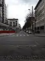 La rue Antoine-Charrial, vue vers l'est, depuis la rue Maurice-Flandin, en mars 2019.