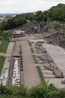 vue en enfilade du plancher, des bases de mur et bases de colonne