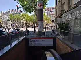 Entrée de la station Guillotière (cours Gambetta).