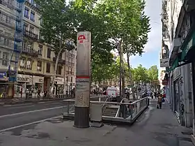 Une des entrées de la station sur l'avenue Jean-Jaurès avec le totem signalant les lignes accessibles.