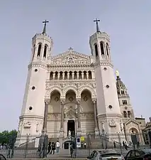 La basilique Notre-Dame de Fourvière et la chapelle Saint-Thomas à droite.