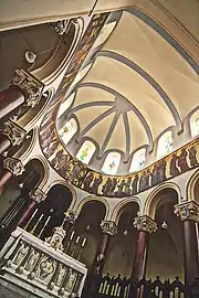 Colonnes, autel et frise du chœur