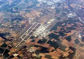 Vue aérienne de l'aéroport en 2006.
