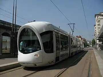 Un tramway de la ligne T2 en station.