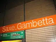 Éléments de la signalétique orange à la station Saxe - Gambetta