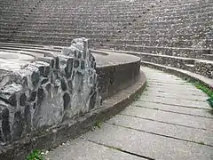 allée courbe et dallée, gradins