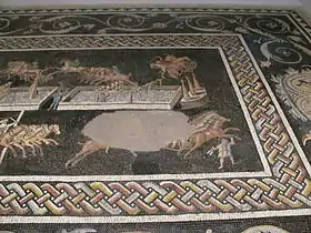 Mosaique des jeux, partie droite : virage autour du bassin central, orné de boules et de dauphins.