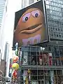 M&M's World New York - Jaune saluant les New Yorkais