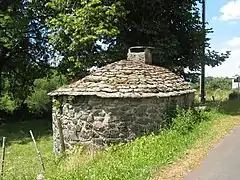 Four adossé à un talus, dos aux vents dominants à Méallet dans le Cantal