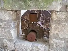 portillon d'accès pour l'entretien de roue au niveau du mur d'habitation