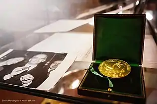 Médaille vermeil de la ville de Paris attribuée à l'acteur en 1970, pour son engagement pour la défense de la nature.