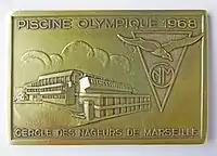 Plaquette en bronze 1968. Cercle des nageurs de Marseille (CNM). Piscine mer 1932, piscine olympique 1968. Avers. Dimensions 90 x 60 mm, poids 184 g. Graveur inconnu.