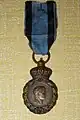 Médaille de Sainte-Hélène avec ruban de l'ordre militaire de Virtuti Militari.