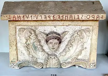 Tête de Méduse sur sarcophage. Vers IVe siècle av. J.-C..