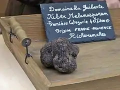 Tuber melanosporum au marché aux truffes de Richerenches.