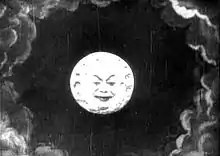 Trucage de cinéma présentant une lune avec un visage.