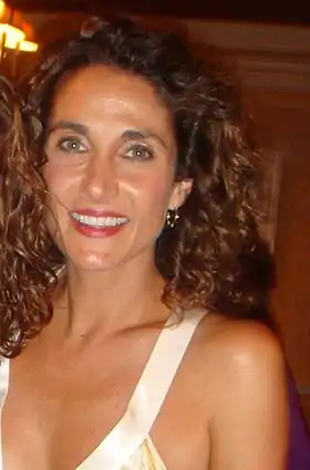 Melina Kanakaredes interprète le Dr Lane Hunter