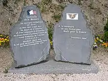 Deux stèles grises, l'une intitulée « Sentinelle de la mémoire » et rappelant brièvement les événements du maquis, l'autre avec le logo des FFI « à la mémoire de nos camarades morts pour la France ».