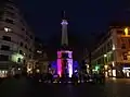 La fontaine des éléphants illuminée après les attentats du 13 novembre 2015 en France.